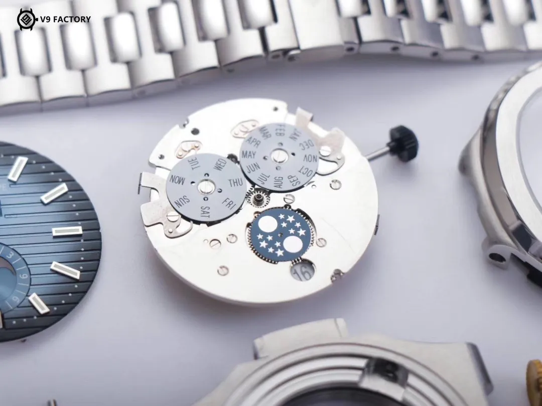 La replica V9 Nautilus 5726 mostra da vicino il quadrante blu con il giorno della settimana, il mese, la fase lunare, la data e i marker applicati.