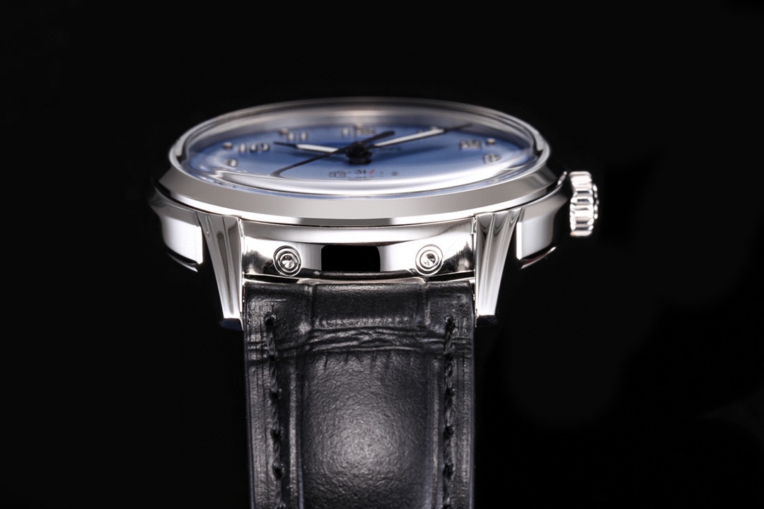 Side profile of Patek Philippe Grand Complications 5320G-001 with lugs and leather strap detail