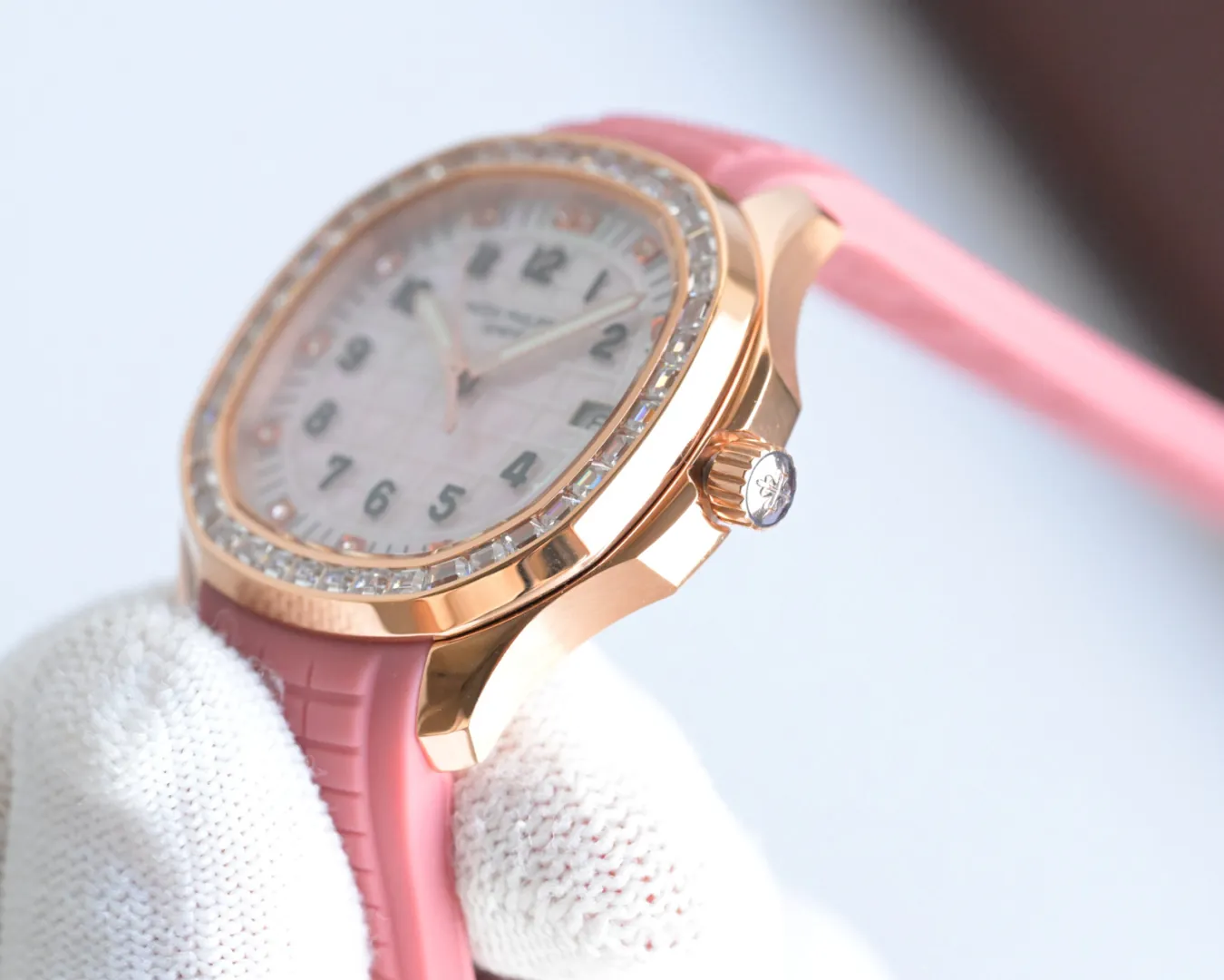 Luxury Patek Philippe Aquanaut Luce 5072R-001 Replica Haute Joaillerie Pink Mother of Pearl Dial Diamond Bezel 35.6mm Watch Side View 2