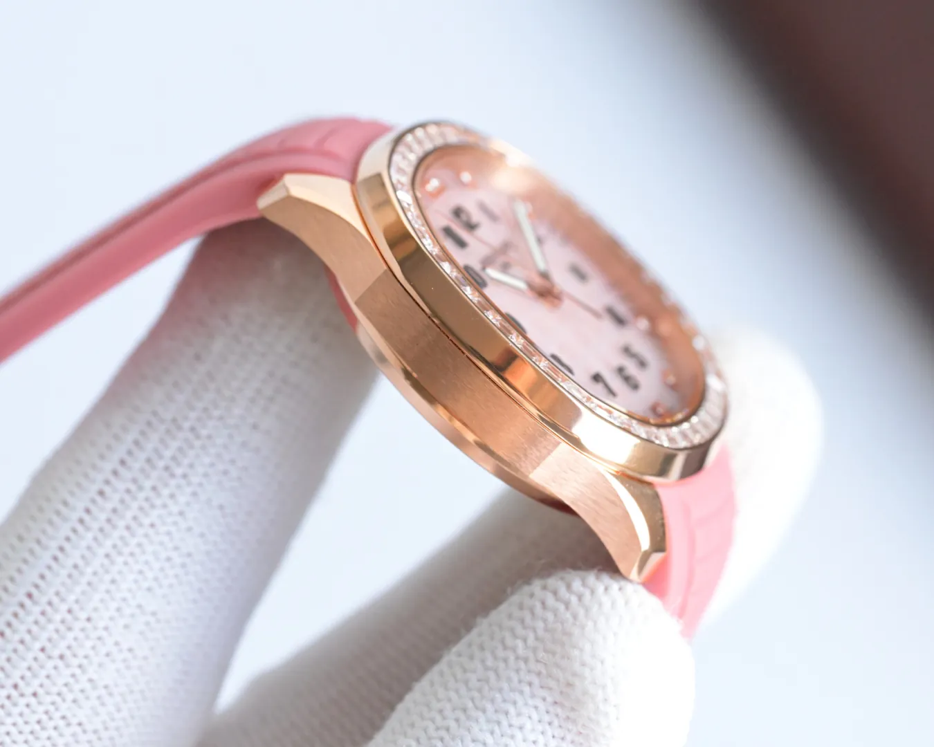 Luxury Patek Philippe Aquanaut Luce 5072R-001 Replica Haute Joaillerie Pink Mother of Pearl Dial Diamond Bezel 35.6mm Watch Side View 1