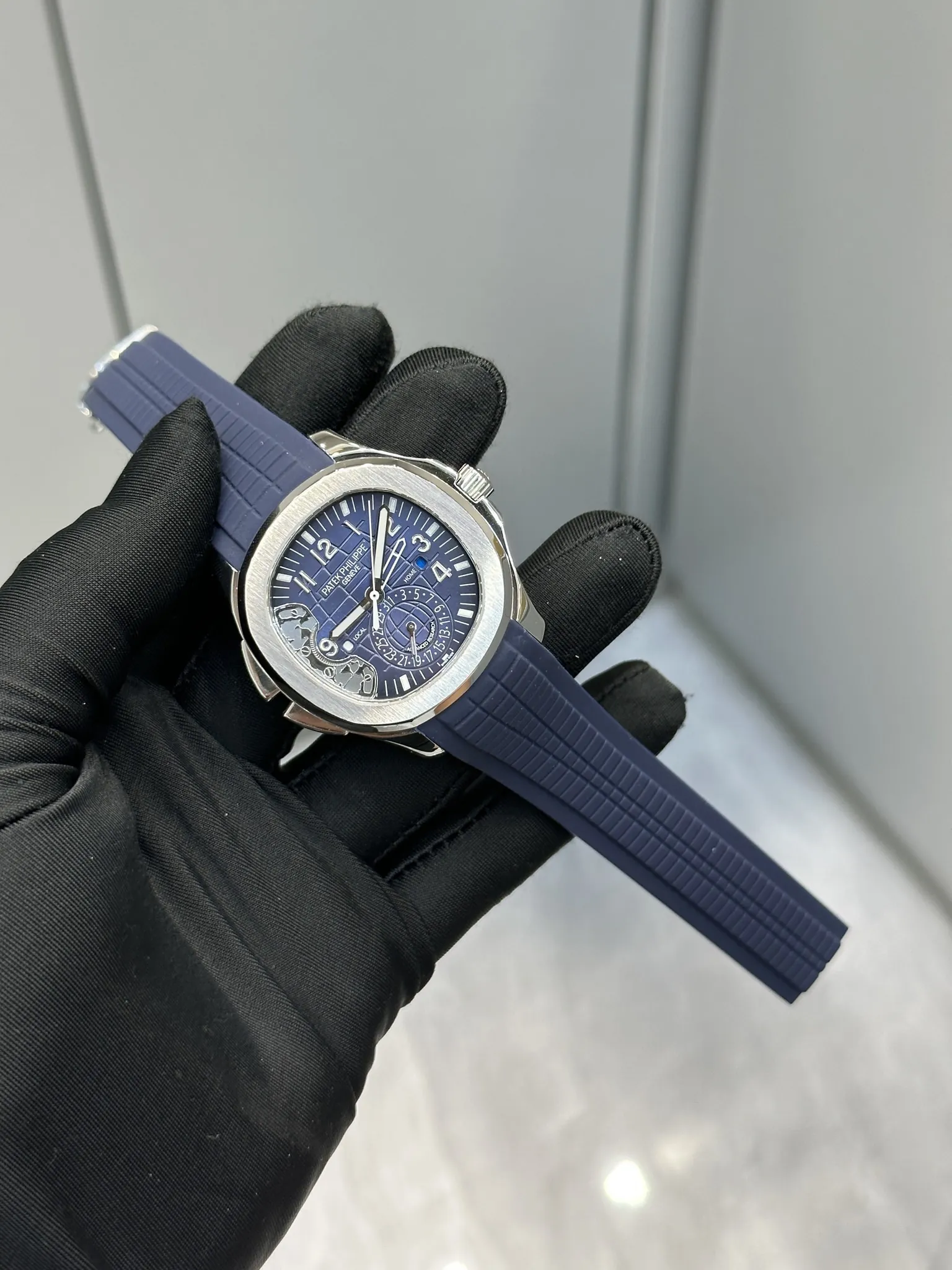 1:1 Super Clone Patek Philippe Aquanaut 5650G-001 Replica Advanced Research Blue Dial Blue Rubber Strap Men’s Watch Dial Side View