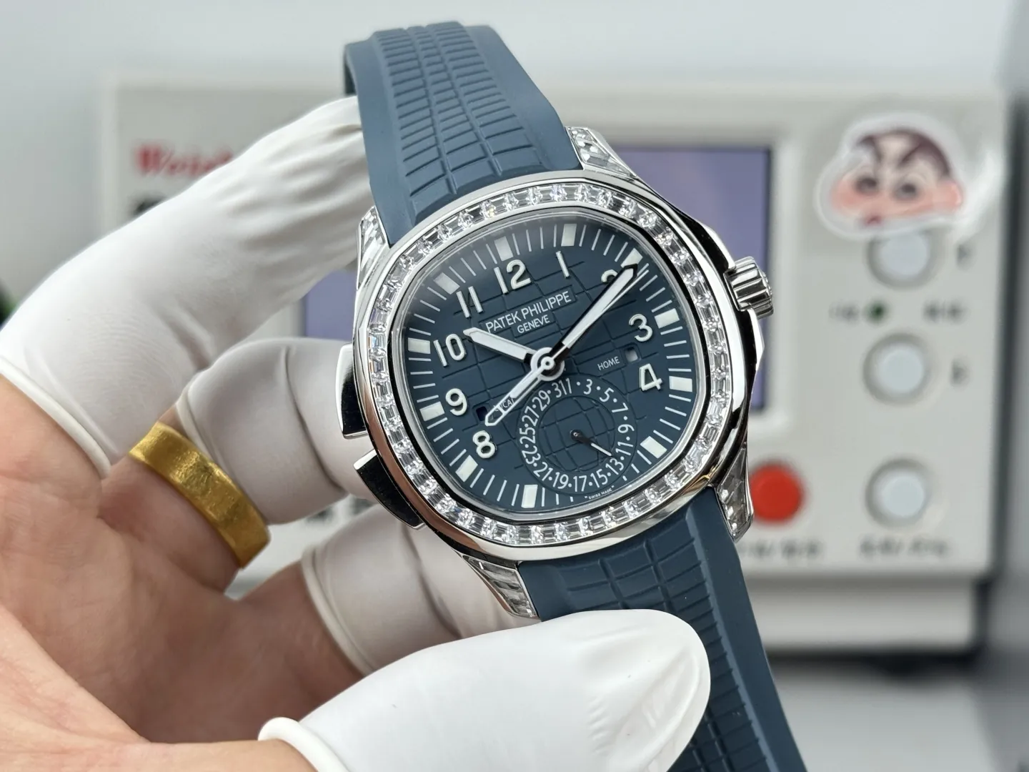 Luxury Patek Philippe Aquanaut 5164G Replica Blue-Gray Dial Diamond Bezel Blue Rubber Strap Travel Time Watch Dial Side View 2