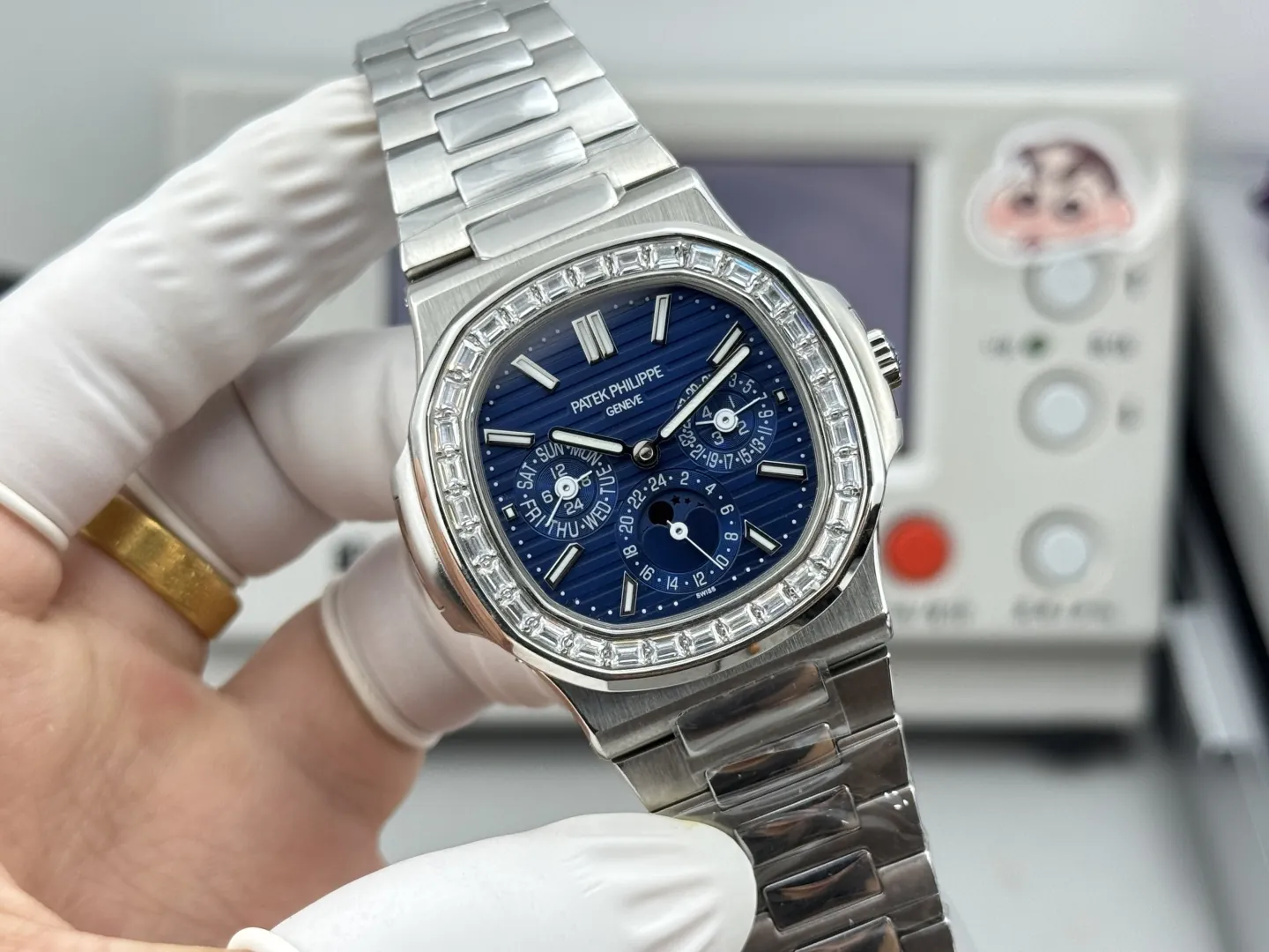 Luxury Patek Philippe Nautilus 5740/1G-001 Replica Blue Dial Baguette Diamond-set Bezel 40mm Super Clone Watch Dial Side View 1