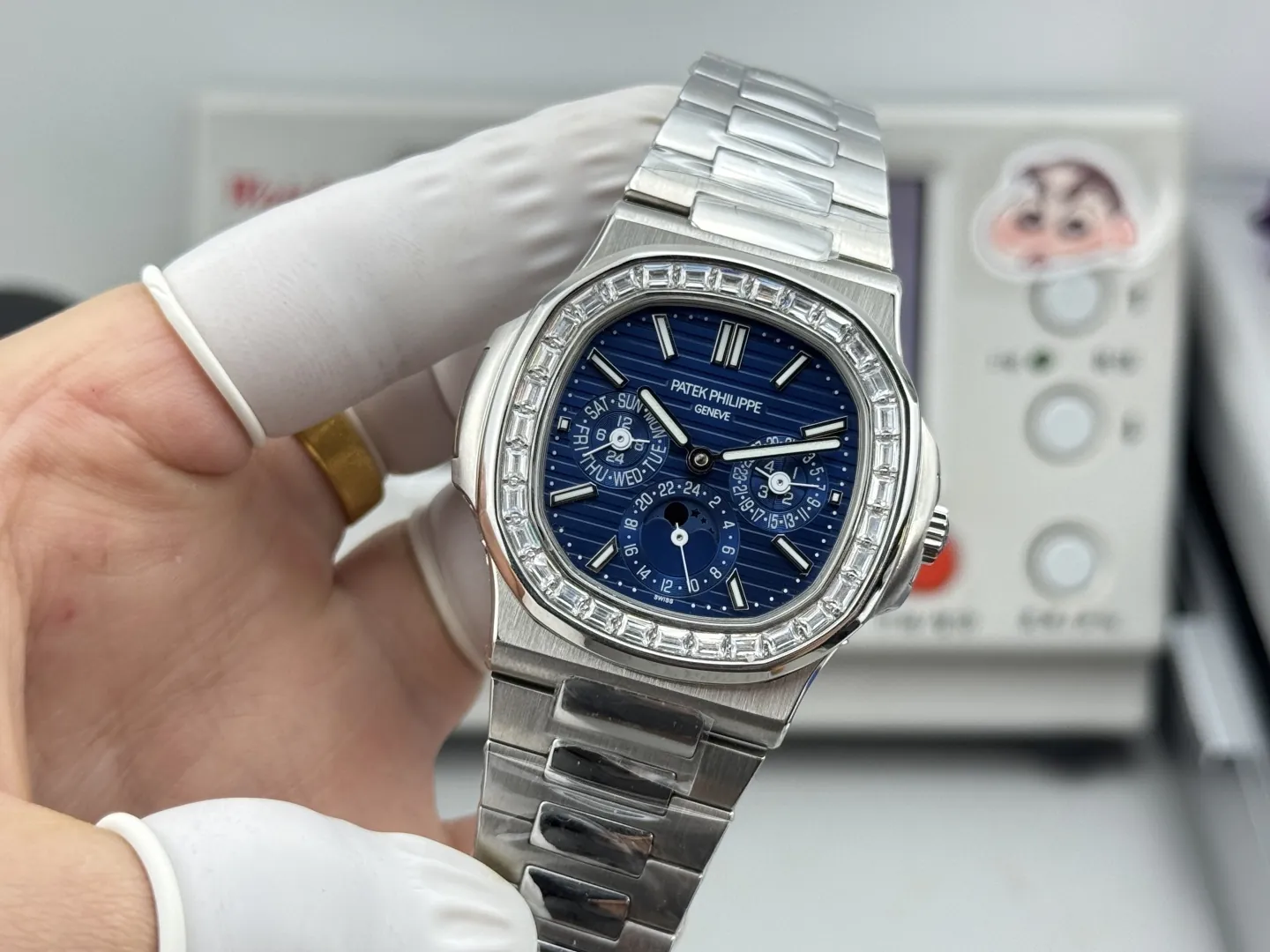 Luxury Patek Philippe Nautilus 5740/1G-001 Replica Blue Dial Baguette Diamond-set Bezel 40mm Super Clone Watch Dial Side View 2
