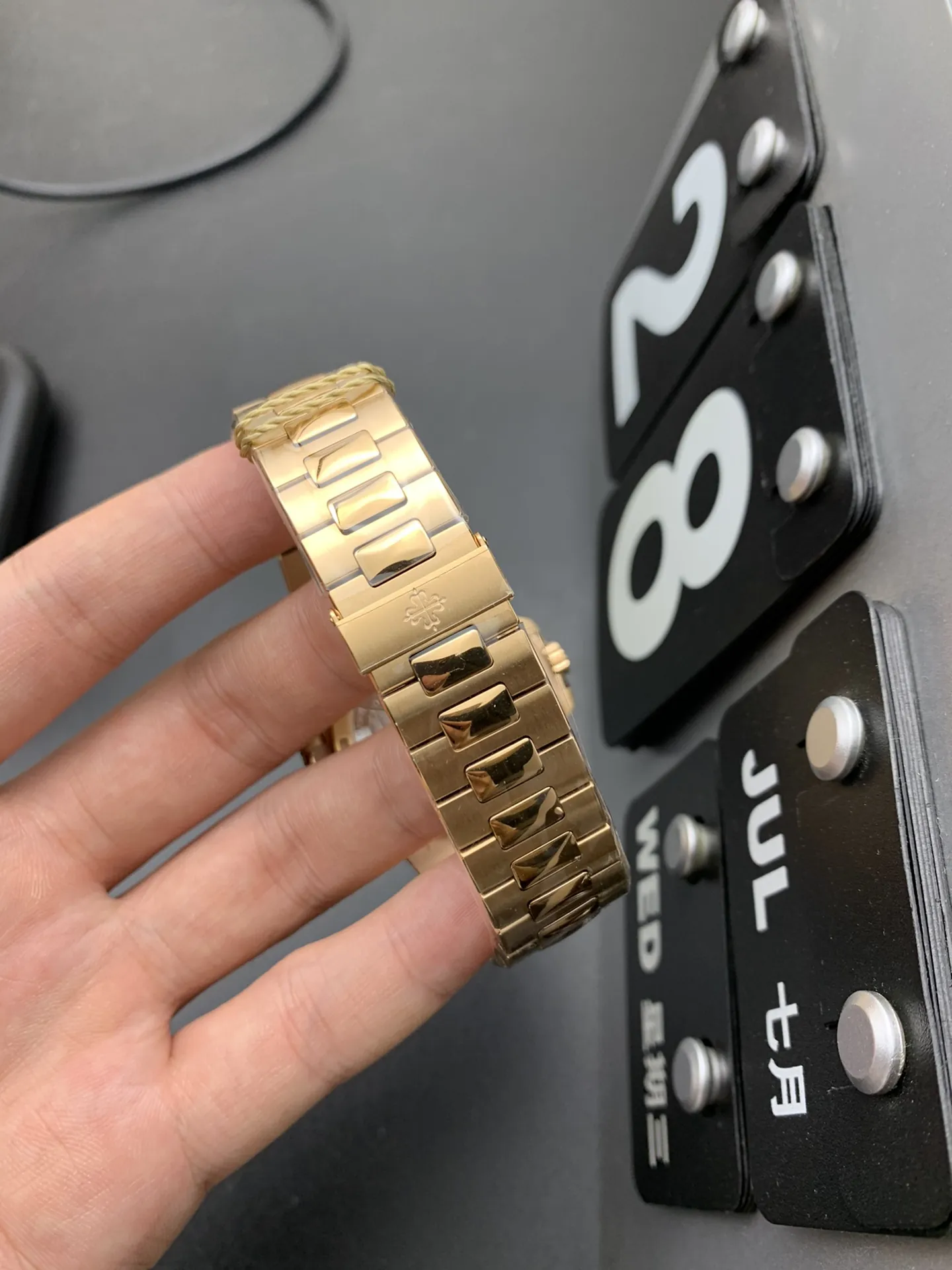 Patek Philippe Nautilus 5711/1R Replica Horizontal Texture Grey Dial Gold-Plated 904L Stainless Steel Case Luxury Men’s 40mm Watch Bracelet