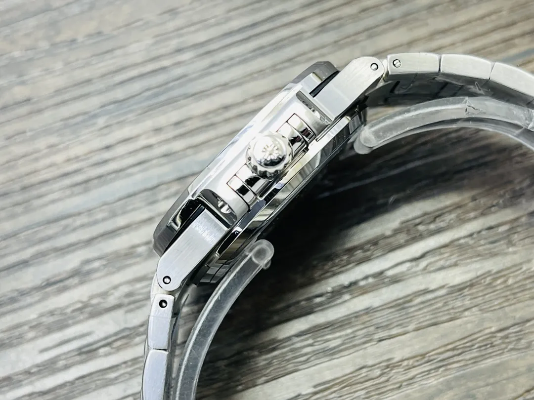 Super Clone Luxury Patek Philippe Nautilus 5811/1G-001 Replica Blue Gradient Horizontal Dial Diamond Bezel Men's Watch Side View 2