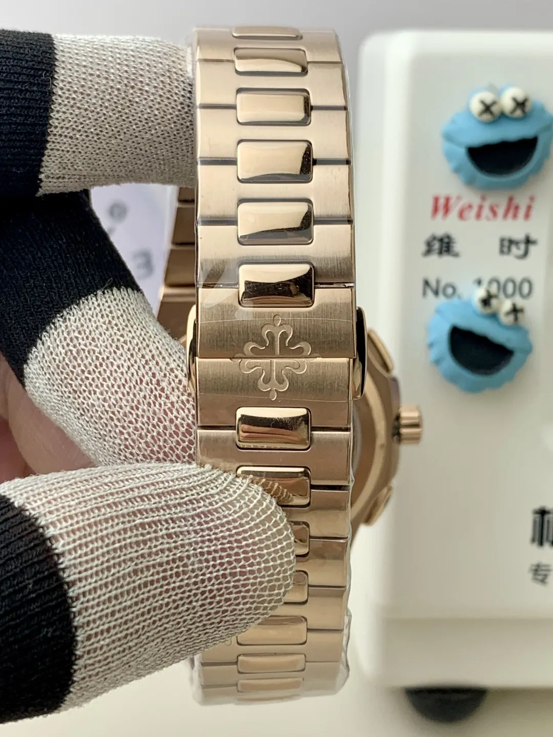 Patek Philippe Nautilus 5990/1R-001 Replica Horizontally Embossed Sunburst Blue Dial Rose Gold Tone Case Super Clone Watch Bracelet