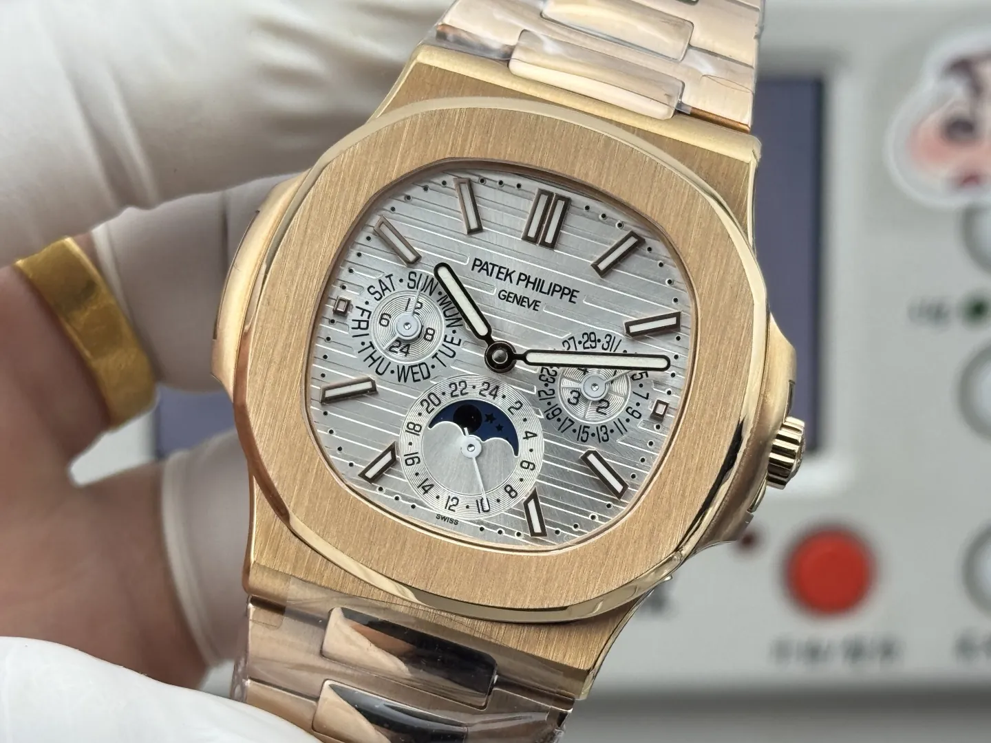 Patek Philippe Nautilus 5740/1G-001 Replica Silver Horizontal Dial 40mm Rose Gold Tone Case Luxury Men's Watch Dial Detail 2