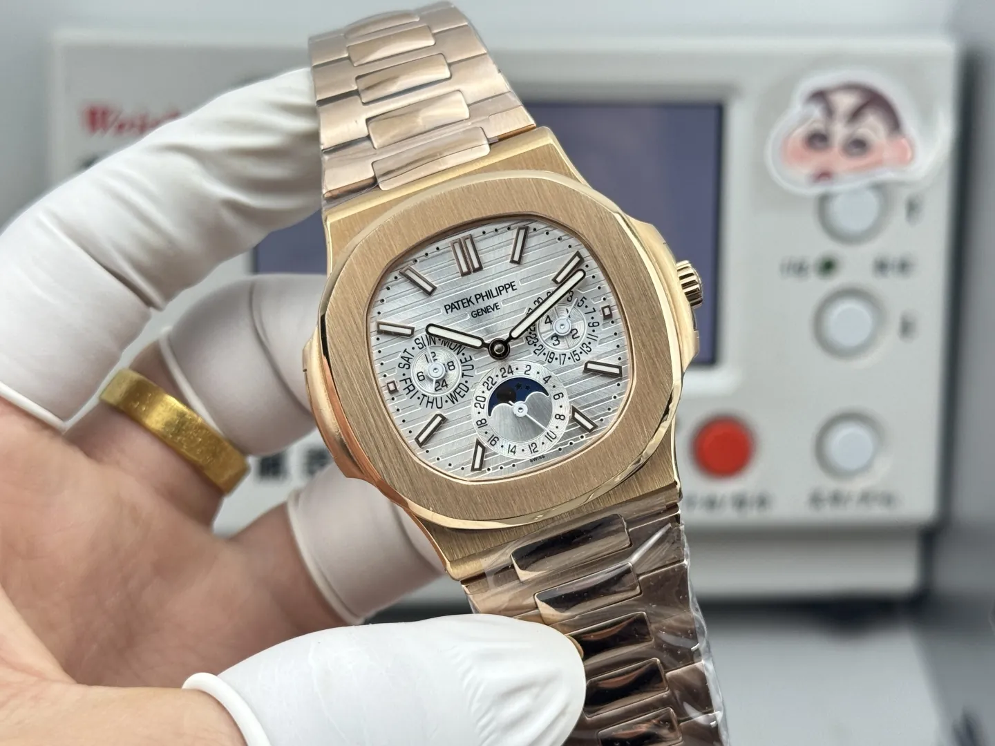 Patek Philippe Nautilus 5740/1G-001 Replica Silver Horizontal Dial 40mm Rose Gold Tone Case Luxury Men's Watch Side Profile Of The Dial 1