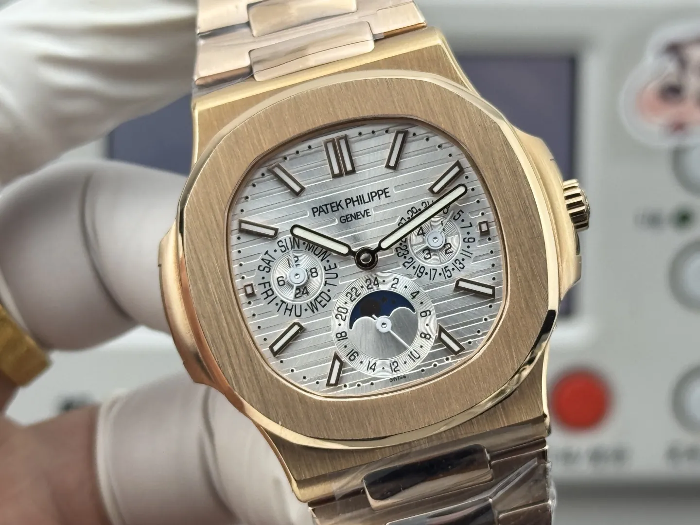Patek Philippe Nautilus 5740/1G-001 Replica Silver Horizontal Dial 40mm Rose Gold Tone Case Luxury Men's Watch Dial Detail 1