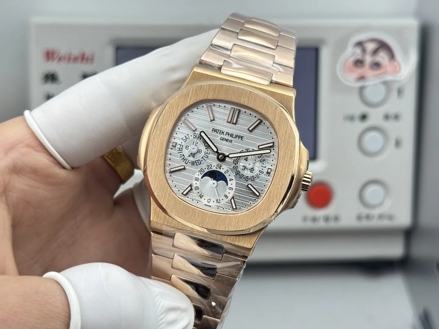 Patek Philippe Nautilus 5740/1G-001 Replica Silver Horizontal Dial 40mm Rose Gold Tone Case Luxury Men's Watch Side Profile Of The Dial 2