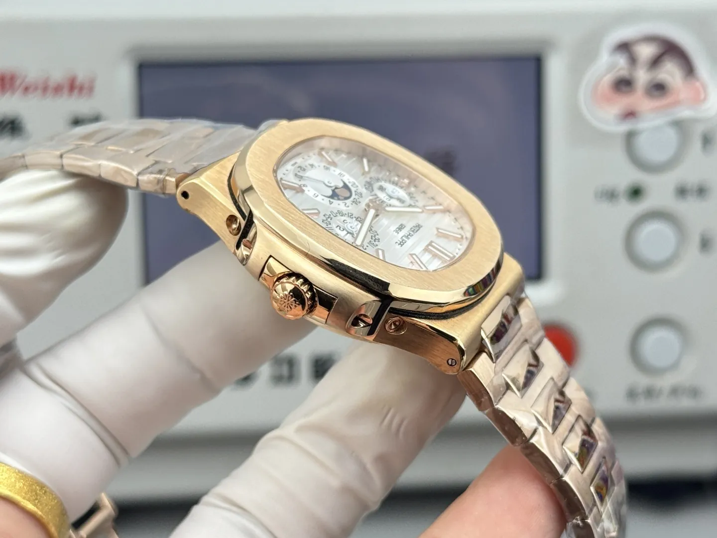 Patek Philippe Nautilus 5740/1G-001 Replica Silver Horizontal Dial 40mm Rose Gold Tone Case Luxury Men's Watch Side View 2